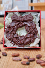 Load image into Gallery viewer, 75% Solomon Islands Christmas Chocolate Wreath
