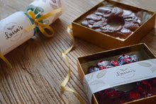 Load image into Gallery viewer, Cinnamon M*lk Chocolate with Candied Orange Christmas Wreath
